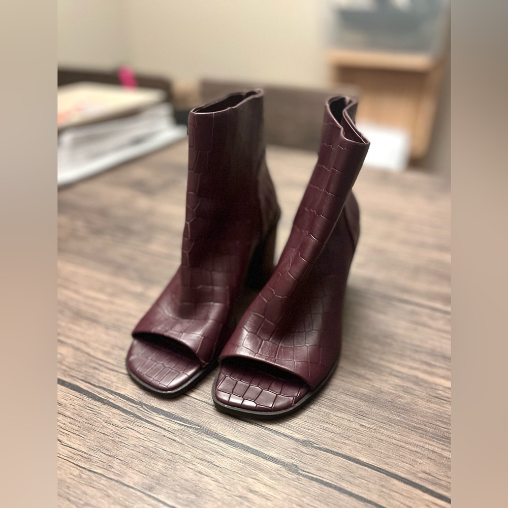 Vince Camuto Bebinder Peep-Toe Bootie NWOT - Picture 4 of 5